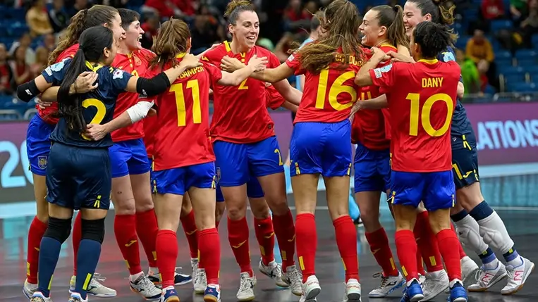  A győztes spanyol csapat tagjai ünnepelnek a női futsal Európa-bajnokság négyes döntőjének első helyéért játszott Ukrajna - Spanyolország mérkőzés végén a debreceni Főnix Arénában 2023. március 19-én. A címvédő spanyol válogatott 5-1-re nyert. MTI/Czeglédi Zsolt