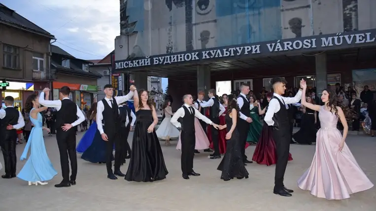 Szalagavató ünnepség a Beregszászi Bethlen Gábor Líceumban (Fotó: Kárpátinfo/Kovács Erzsébet)