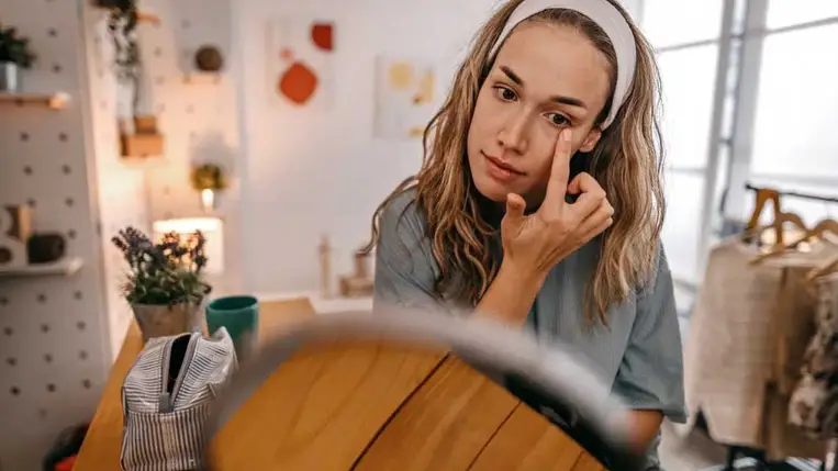  Ezeket felejtsd el! 5 dolog, ami mélyíti a szemkörnyéki ráncokat 