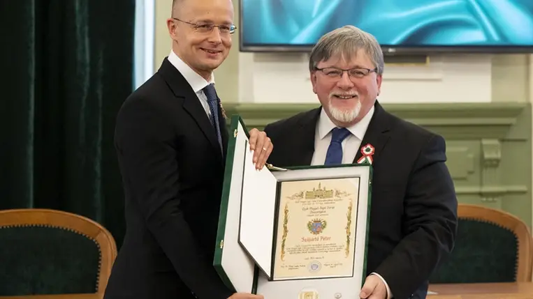 Szijjártó Péter külgazdasági és külügyminiszter (b) átveszi a vármegyeszékhely díszpolgári címét Dézsi Csaba András polgármestertől Győr városának ünnepi díszközgyűlésén az 1848-49-es forradalom és szabadságharc kitörésének 175. évfordulóján a győri városházán 2023. március 15-én. MTI/Krizsán Csaba