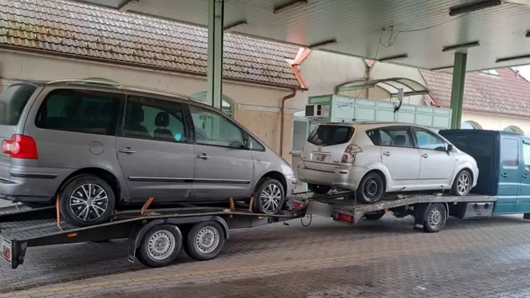 Túlsúlyos járműszerelvény a csengersimai határátkelőhelyen. (Fotó: Police.hu)
