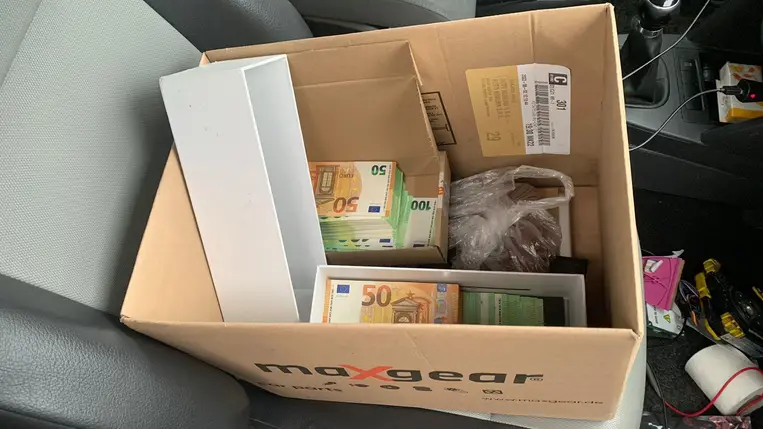 Csaknem egymillió hrivnya értékű valutát találtak a kárpátaljai vámosok egy cseh férfinél. (Fotó: Kárpátaljai Vámhivatal)