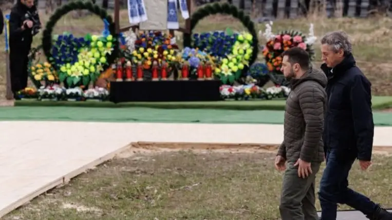 Volodimir Zelenszkij ukrán elnök és a szlovén miniszterelnök Bucsában (Fotó: twitter.com/govSlovenia)