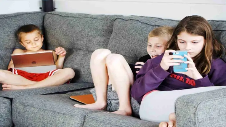 Az okostelefon, a közösségi média hatásai a gyerekek fejlődésére - A digitális szórakozástól a detoxikálásig