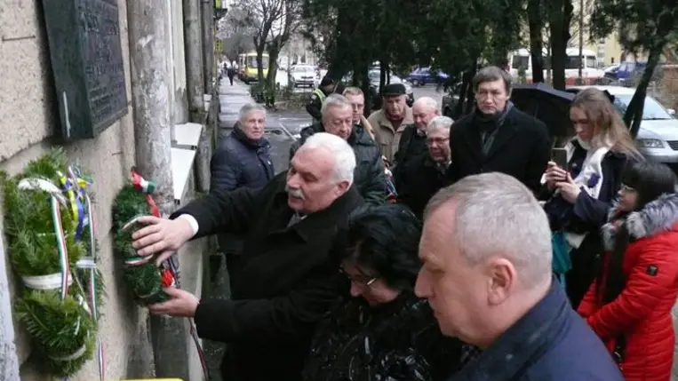 Magyar kultúra napi rendezvénysorozat kezdődött Kárpátalján - Koszorúzás a Kölcsey-emléktáblánál. Fotó: Kárpátinfo/Kovács Erzsébet