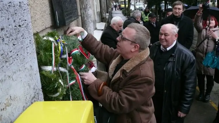 Magyar kultúra napi rendezvénysorozat kezdődött Kárpátalján - Koszorúzás a Kölcsey-emléktáblánál. Fotó: Kárpátinfo/Kovács Erzsébet