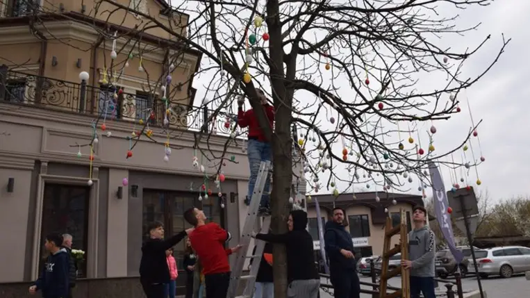 Húsvéti kézművesnap az MCC Beregszászi Képzési Központjában - Tojásfaállítás és hagyományápolás. Fotó: Kárpátinfo/Kovács Erzsébet