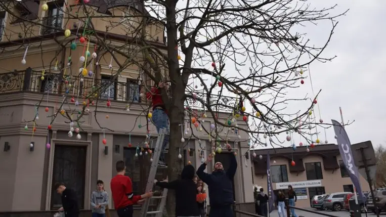 Húsvéti kézművesnap az MCC Beregszászi Képzési Központjában - Tojásfaállítás és hagyományápolás. Fotó: Kárpátinfo/Kovács Erzsébet