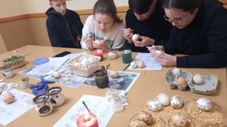 Húsvéti kézműves foglalkozások Salánkon - Viaszrátétes, aranyporos és berzselt hímesek