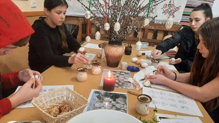 Húsvéti kézműves foglalkozások Salánkon - Viaszrátétes, aranyporos és berzselt hímesek