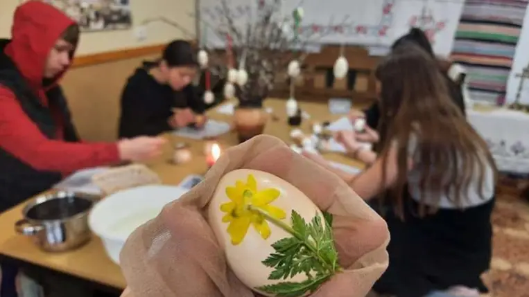 Húsvéti kézműves foglalkozások Salánkon - Viaszrátétes, aranyporos és berzselt hímesek