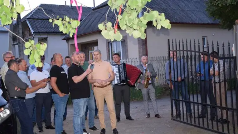 Nagycsaládos házaspárok táncestjén - Zenés alkalom májusfaállítással, szerenáddal. Fotó: Kárpátinfo/ Kovács Elemér