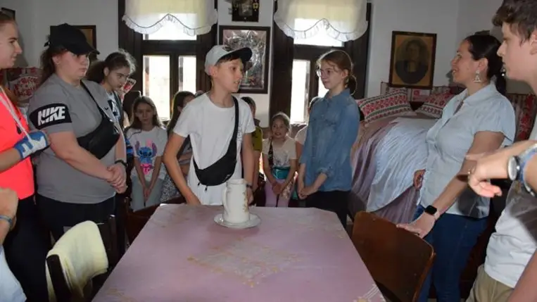 Májusfaállítás a Nagyberegi Tájházban - Élő hagyományaink őrzése és továbbadása. Fotó: Kárpátinfo/ Kovács Erzsébet
