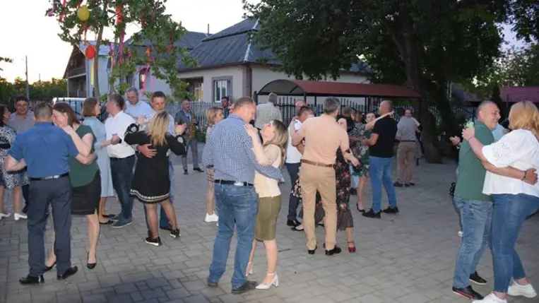 Nagycsaládos házaspárok táncestjén - Zenés alkalom májusfaállítással, szerenáddal. Fotó: Kárpátinfo/ Kovács Elemér