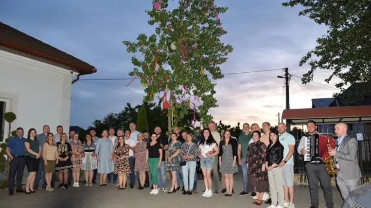 Nagycsaládos házaspárok táncestjén - Zenés alkalom májusfaállítással, szerenáddal. Fotó: Kárpátinfo/ Kovács Elemér