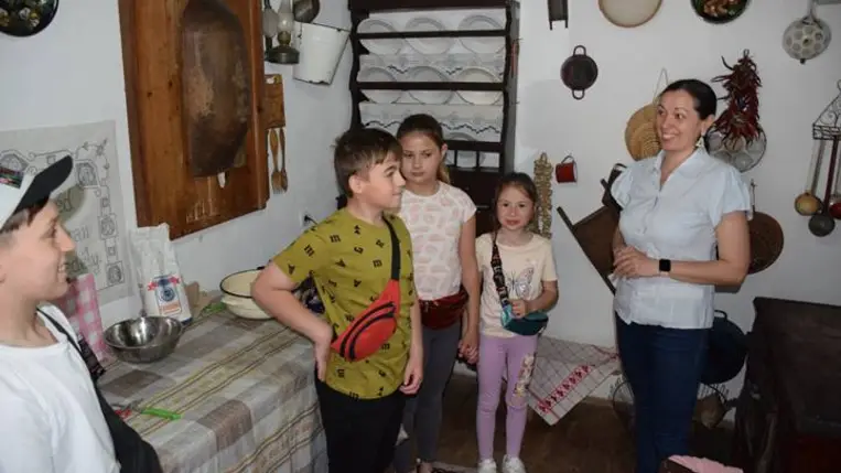 Májusfaállítás a Nagyberegi Tájházban - Élő hagyományaink őrzése és továbbadása. Fotó: Kárpátinfo/ Kovács Erzsébet