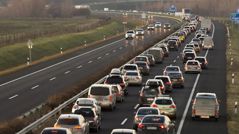 Öt jármű ütközött az M3-as autópályán, tíz kilométeres a torlódás. Illusztráció
