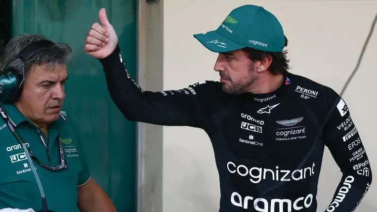 Akár 50 évesen is versenyezne a Forma-1-ben Fernando Alonso, aki Lewis Hamiltonba is belerúgott egyet