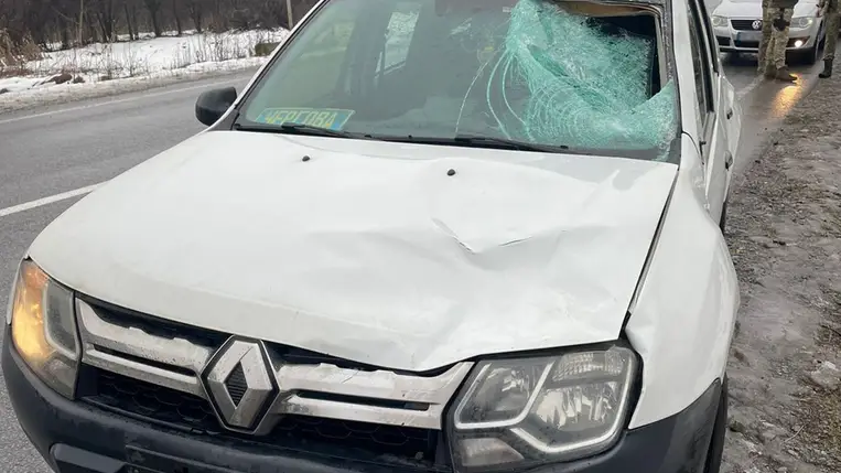 Ukrán határőrök balesetet szenvedtek a román határon való járőrözés közben. Az elütött férfit az intenzív osztályon ápolják. Fotó: Ukrajna Állami Határszolgálata