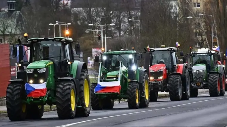 Több száz traktorral Prága belvárosába vonultak a tiltakozó cseh gazdák