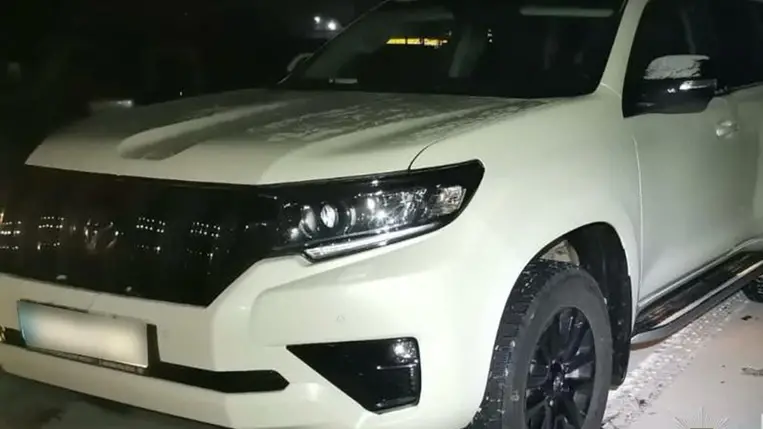 Ittas sofőr ütött el egy gyalogost Kárpátalján.A rendőrök őrizte vették a cserbenhagyó gázolót. Fotó: Nemzeti Rendőrség