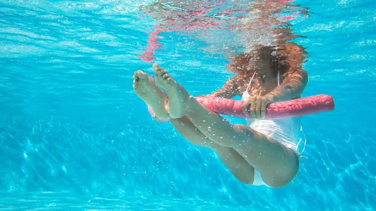 Így eddz a vízben, hogy eltűnjön a hasi zsír - Nem csak az úszás lehet jó kardió a medencében