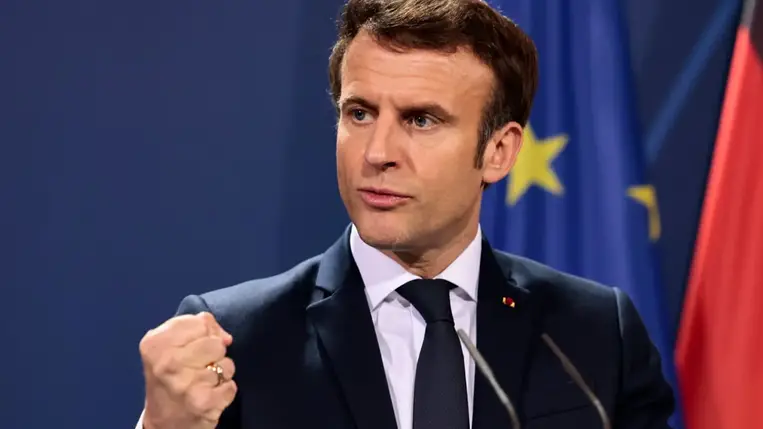 Emmanuel Macron aláírta a vitatott új francia bevándorlási törvényt
