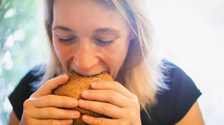 Súlyos hatással lehetnek az agyra ezek az ételek: még a döntéseket is megváltoztathatják