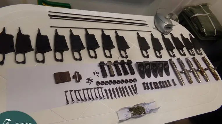 Fegyveralkatrészek az ukrán-magyar határon. Fotó: NAV