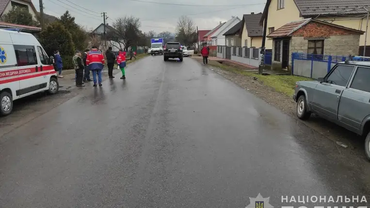 Kárpátalján a rendőrség őrizetbe vett egy gyalogos nőt elgázoló sofőrt. A 62 éves nő a helyszínen belehalt sérüléseibe. Fotó: Kárpátaljai Rendőrség