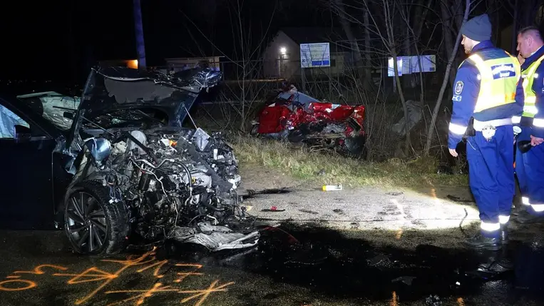 Brutális baleset történt: teljesen összeroncsolódtak az autók. Fotók: MTI/Donka Ferenc