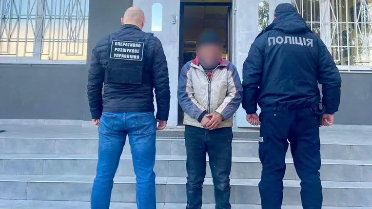 2000 dollárért segítette az illegális határátlépést a szürtei férfi. Fotó: Nemzeti Rendőrség