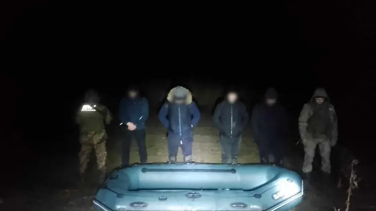 Gumicsónakkal akart 4 férfi átjutni Magyarországra Újlaknál. Fotó: DPSZU