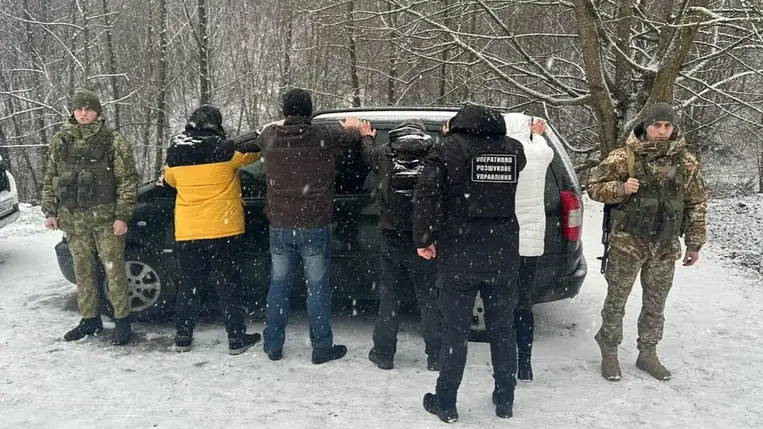  Három férfi és egy nő próbálkozott Kárpátalján átjutni az államhatáron. Fotó: Ukrán Állami Határőrszolgálat
