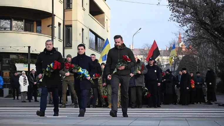 Ukrajna Egységének napját méltatták Ungváron. Virágokat helyeztek el Avgusztin Volosin emlékművénél. Fotó. Viktor Mikita/Facebook