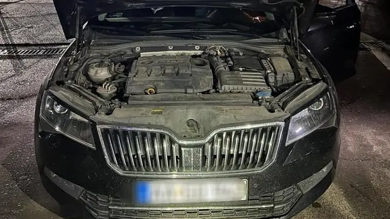 Kárpátalján a Tisza határátkelőn  egy Csehországban ellopott Skoda típusú személygépkocsit találtak a határőrök. A járművet egy 33 éves magyar állampolgárságú nő vezette. Fotó: Ukrajna Határőr Szolgálata