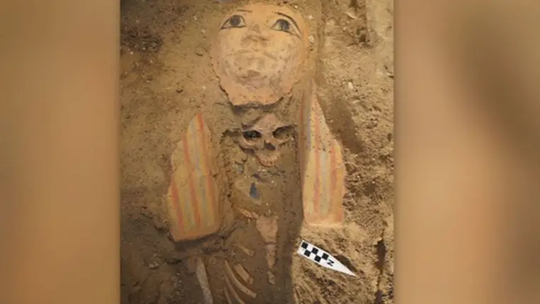 Ókori egyiptomi múmia maszkokat, sírokat és a "csend istene" szobrot fedezték fel Saqqaraban