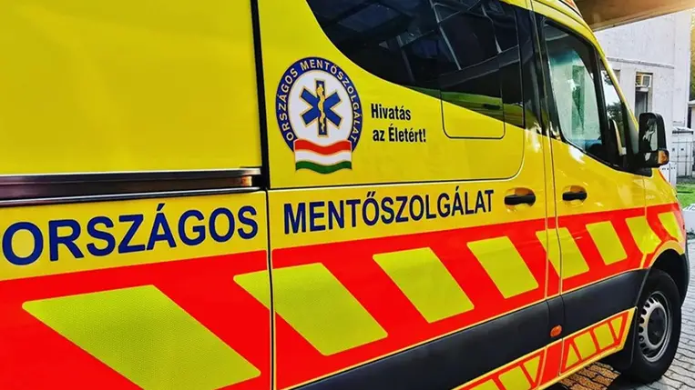 Szalagkorlátnak ütközött egy autó, majd több kocsi egymásba rohant az autópályán, korlátozzák a forgalmat