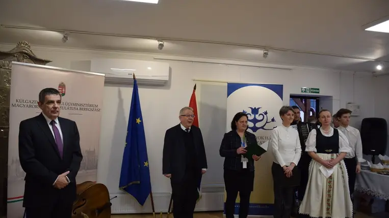 Népviseleti kiállítás a beregszászi konzulátuson - Múlt és jelen a viseletekben. Fotó: Kárpátinfo/Kovács Erzsébet