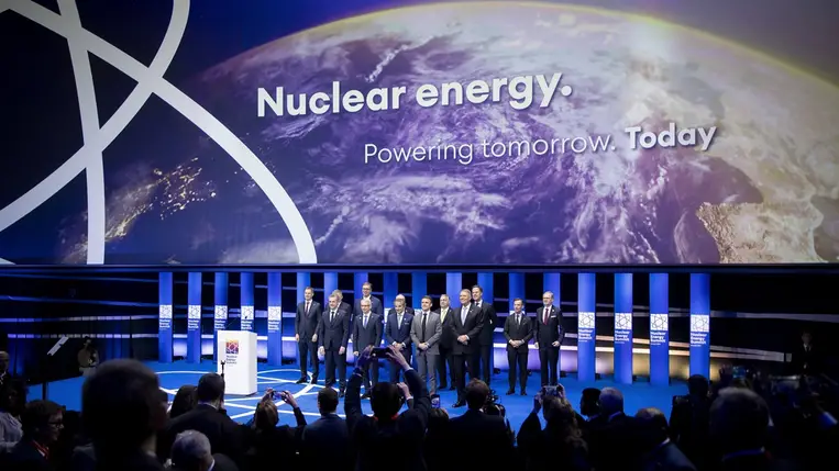  A Miniszterelnöki Sajtóiroda által közreadott csoportképen az Európai Nukleáris Szövetség első csúcstalálkozójának résztvevői Brüsszelben 2024. március 21-én. A második sorban középen Orbán Viktor kormányfő (j4), az első sorban Emmanuel Macron francia elnök (j2) és Rafael Mariano Grossi, a Nemzetközi Atomenergia-ügynökség főigazgatója (j3). MTI/Miniszterelnöki Sajtóiroda/Fischer Zoltán