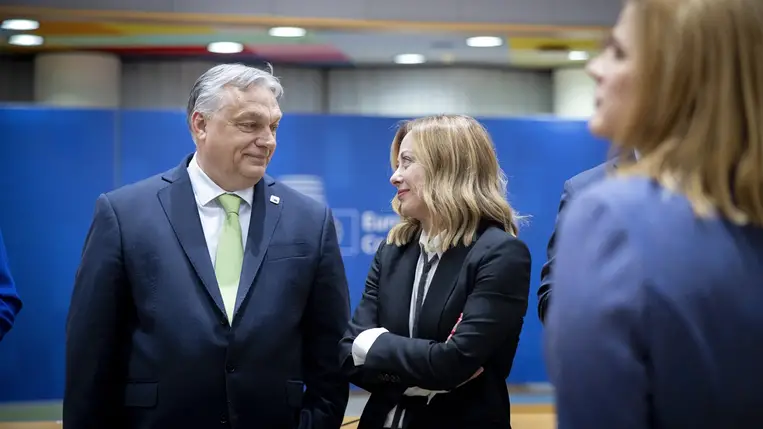 A Miniszterelnöki Sajtóiroda által közreadott képen Orbán Viktor kormányfő (b) Giorgia Meloni olasz miniszterelnök társaságában az Európai Unió brüsszeli csúcstalálkozóján 2024. március 21-én. MTI/Miniszterelnöki Sajtóiroda/Fischer Zoltán