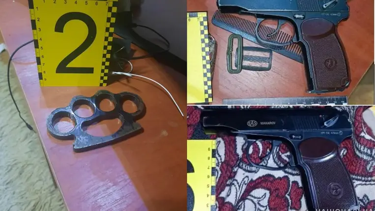 Fegyverrel fenyegették meg az áldozatukat, pénzt követeltek. A munkácsi rendőrség őrizetbe vette az elkövetőket. Fotó: Nemzeti Rendőrség