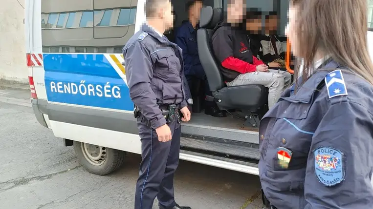 Személyvonaton rabolt ki négy tinédzser egy férfit Magyarországon. Fotó: police.hu