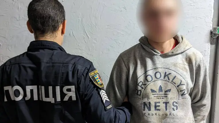 Kárpátalján az ungvári rendőrség őrizetbe vett egy bűntett előéletű férfit, aki a gyanú szerint kirabolt egy 14 éves fiút - közölte a Kárpátaljai Megyei Rendőrség Facebook-oldala. Fotó: Nemzeti Rendőrség