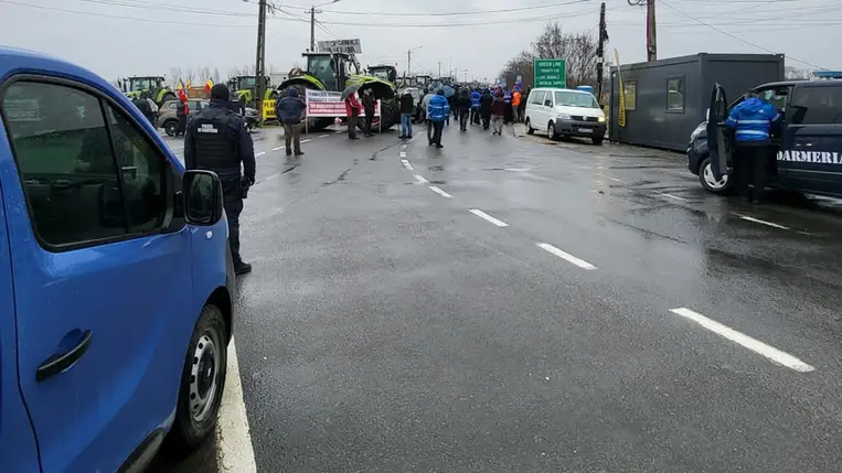 Román gazdák akadályozzák a teherforgalmat a Halmi-Nevetlenfalui határátkelőn. Fotó: DPSZU