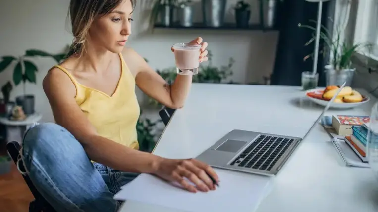  Ezt kortyolgasd számítógépes munka mellett – 10 ital, ami nem hizlal és nem pörget túl 