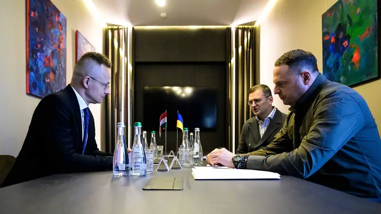 A Külgazdasági és Külügyminisztérium (KKM) által közreadott képen Szijjártó Péter külgazdasági és külügyminiszter (b), Andrij Jermak, az ukrán elnöki hivatal vezetője (j) és Dmitro Kuleba ukrán külügyminiszter (j2) tárgyalása Ungváron 2024. január 29-én. MTI/KKM