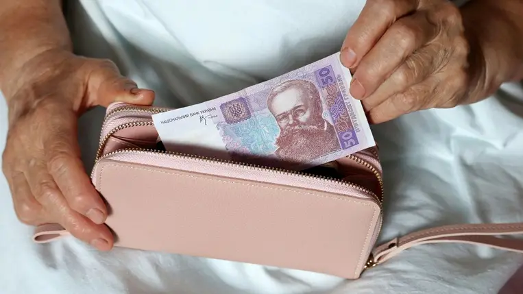 Emelkedett a nyugdíjhoz szükséges szolgálati idő, változik a nyugdíj, a minimálbér és a létminimum összege