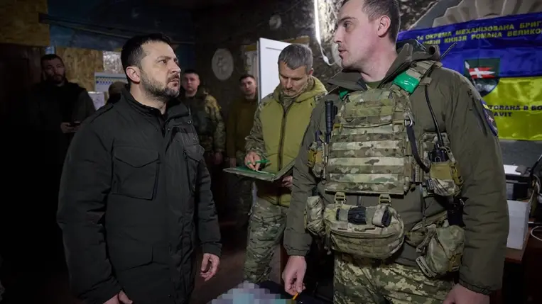 Volodimir Zelenszkij ukrán elnök hétfőn a frontvonal északkeleti szektorába látogatott, ahol találkozott a megszálló orosz erők ellen harcoló katonákkal. Fotó: president.gov.ua
