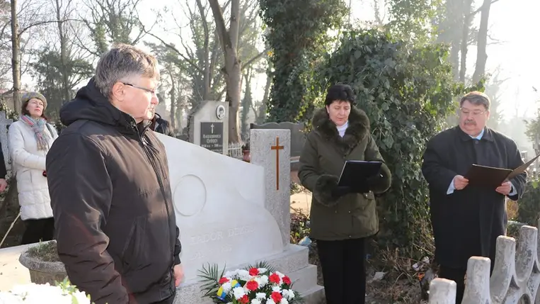 Felavatták Zádor Dezső felújított síremlékét Ungváron 